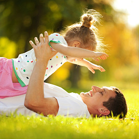 父亲和女儿在公园图片