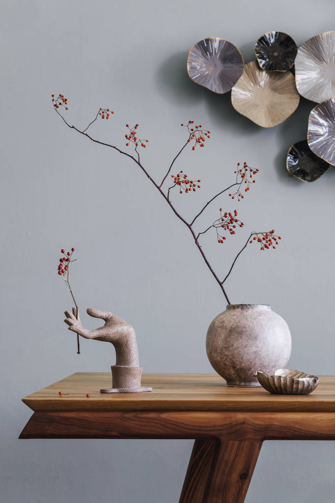 时尚而现代的餐厅内部与设计共享餐桌魅力装饰和典雅的配饰. 花瓶里的花 模板。 室内设计。 家居装饰.  时尚而现代的餐厅内部与设计共享餐桌魅力装饰和典雅的配饰. 花瓶里的花 模板。 室内设计。 家居装饰.