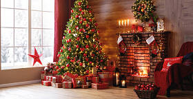 室内圣诞节。神奇发光的树, 壁炉, 礼物  