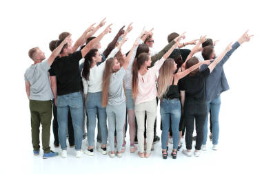 一群成功的年輕人指著旁邊的某個地方