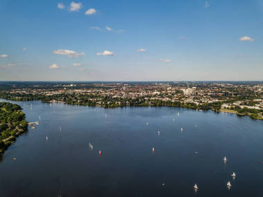 漢堡市中心的阿爾斯特湖的空中景觀。 夏天的Geramania