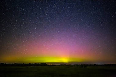 北極光是明亮的顏色圖片