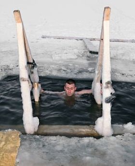 潜水在冰洞中湖上的冬天一个人