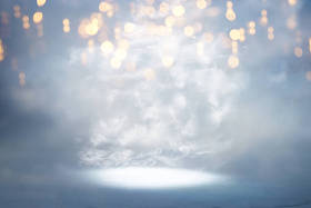 明亮的老式灯光的抽象背景。 银，金，白。 重点不突出