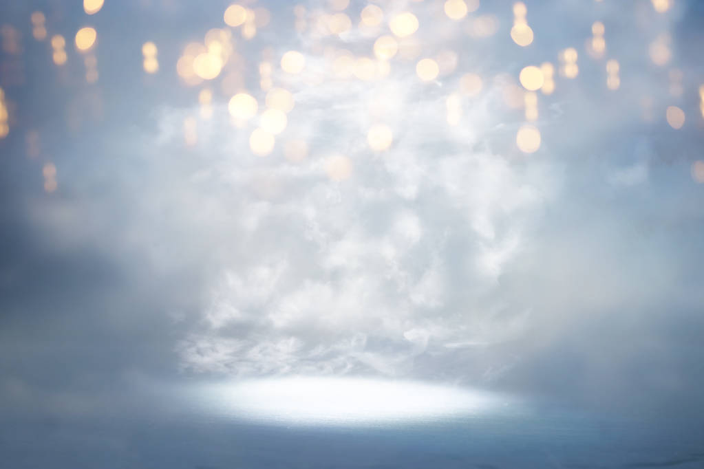 明亮的老式灯光的抽象背景。 银,金,白。 重点不突出 明亮的老式灯光的抽象背景。 银,金,白。 重点不突出