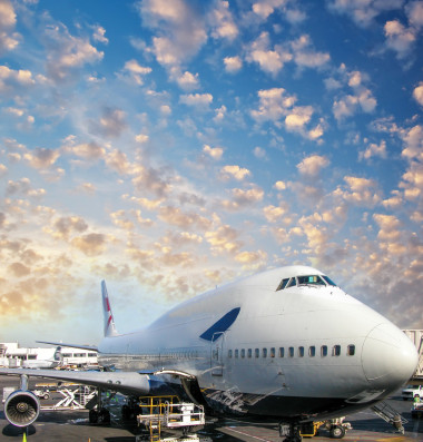 货运飞机在机场跑道，准备起飞