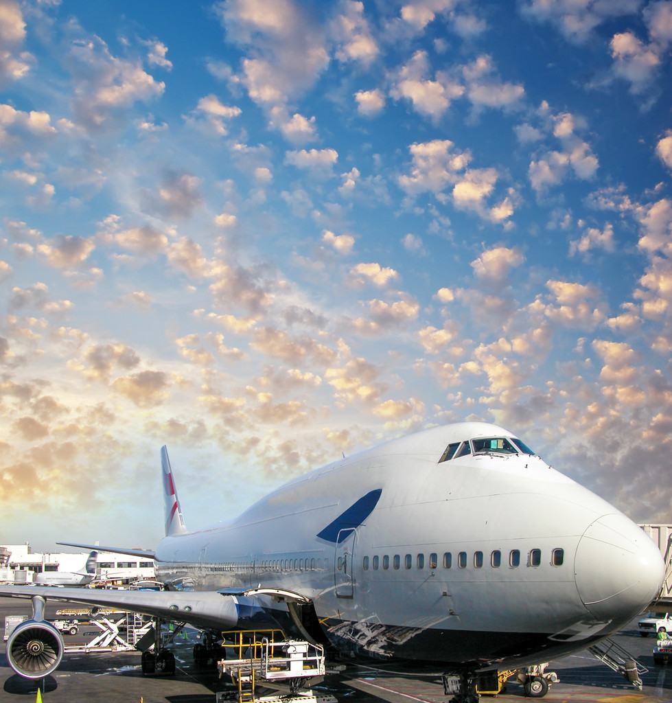 货运飞机在机场跑道,准备起飞 货运飞机在机场跑道,准备起飞