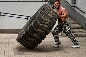 参加交叉适合锻炼做轮胎肌肉男子翻转