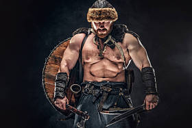 穿着战士服装的野蛮人图片