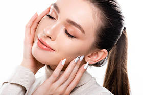 美丽的女孩，有着天然的妆容，紧闭双眼，紧闭双眼，与白色隔离