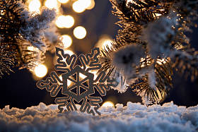 在雪地里，用云杉枝条和模糊的圣诞彩灯把装饰过的雪花包在一起 