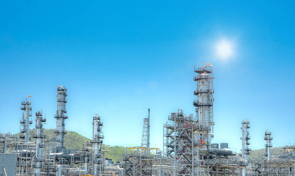 石油和天然气炼油厂在日落时照片 石油和天然气炼油厂在日落时照片