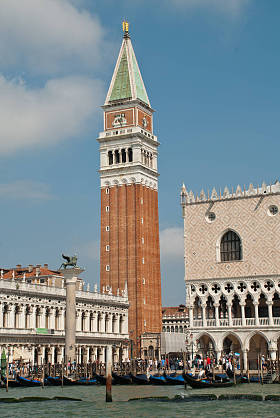 意大利威尼斯：圣马可广场的坎帕尼莱景