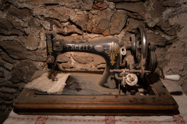 舊縫紉機的閉鎖圖片