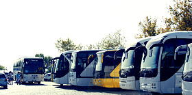 在一个停车场上巴士照片