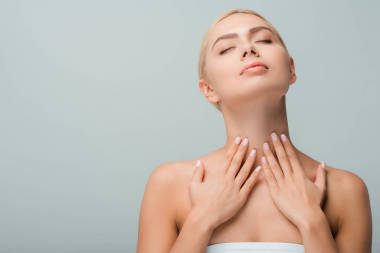 美丽的女人摸着灰色的脖子 照片