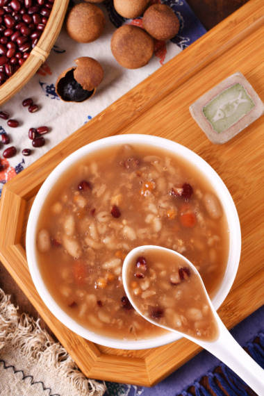 八宝粥放在白色木桌上