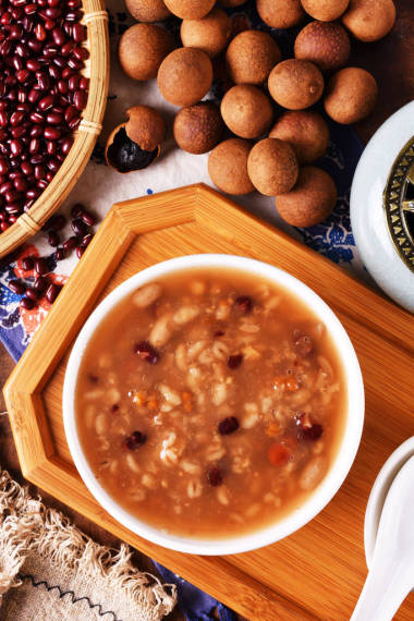 八寶粥放在白色木桌上