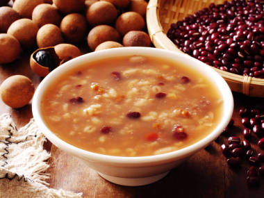 八寶粥放在白色木桌上