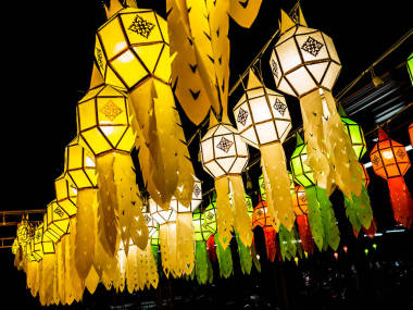 節(jié)日期間裝飾了各種顏色的燈