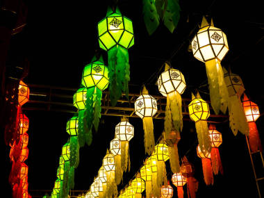 節(jié)日期間裝飾了各種顏色的燈