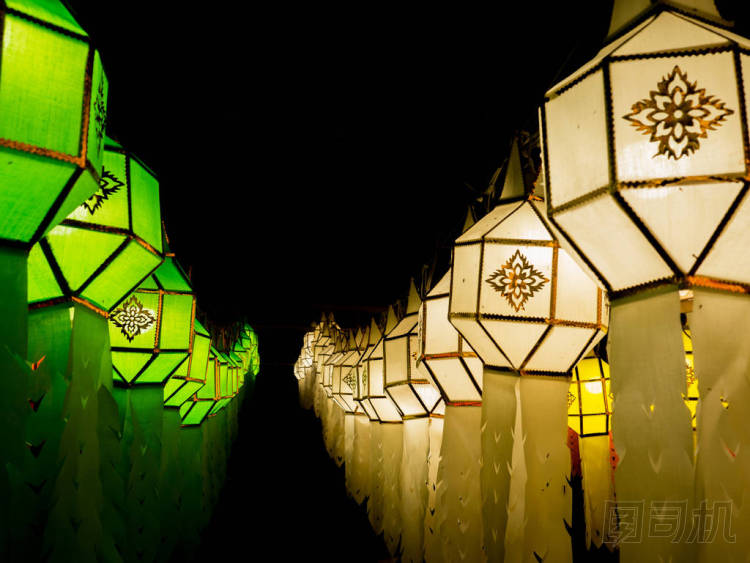 節(jié)日期間裝飾了各種顏色的燈