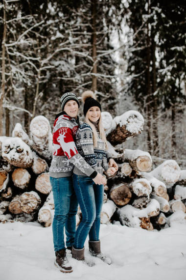 这对快乐的夫妇在雪地的冬季森林里尽情享受着。 圣诞气氛.  