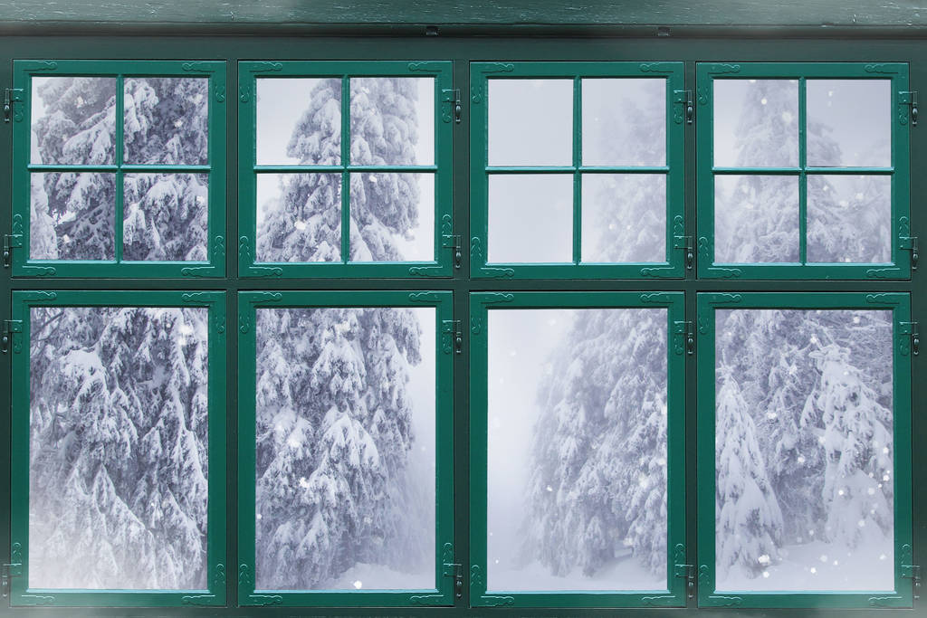 窗外的窗框,外面有白雪覆盖的冷杉树  窗外的窗框,外面有白雪覆盖的冷杉树