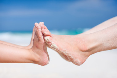 熱帶沙灘上的腳圖片