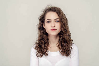 肖像卷曲的女孩腰長的肖像。 快樂的女人