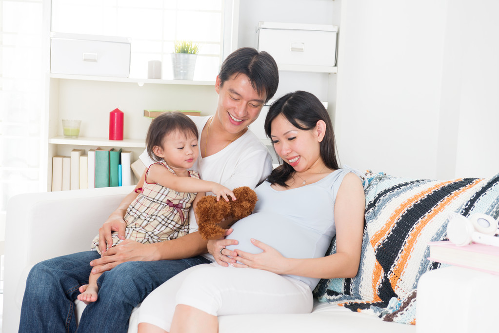 怀孕的母亲享受质量时间与她的家人 怀孕的母亲享受质量时间与她的家人