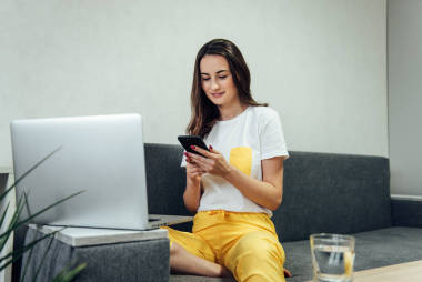 使用智能手機(jī)在家休息的婦女