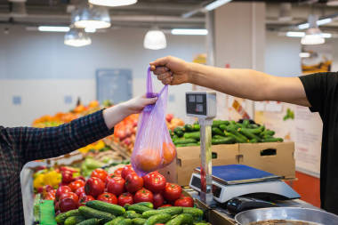女人買新鮮的蔬菜，在街頭市場