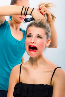 害怕的女人满意的发型师 害怕的女人满意的发型师