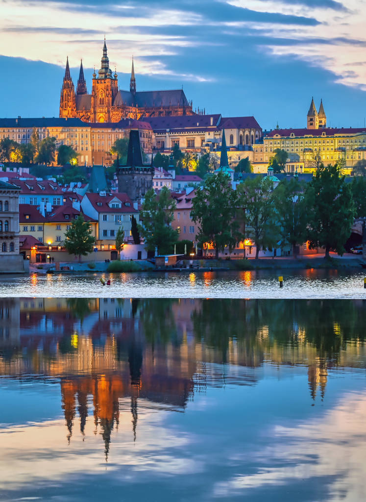 布拉格城堡和横跨捷克共和国布拉格Vltava河的查尔斯桥的景 布拉格城堡和横跨捷克共和国布拉格Vltava河的查尔斯桥的景