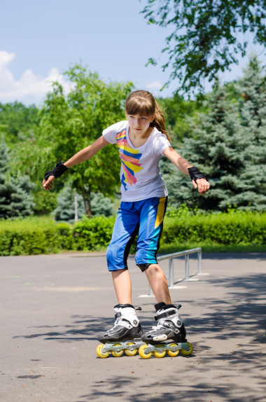 年輕少女在滑板公園圖片
