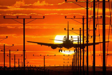 噴氣飛機(jī)著陸