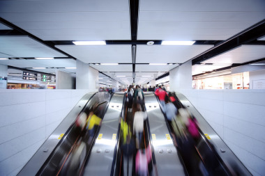 使用自動(dòng)扶梯的人照片