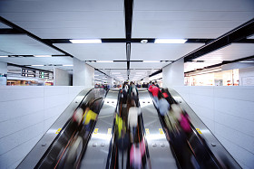 使用自动扶梯的人照片