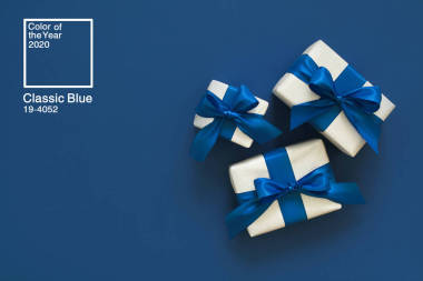 圣誕節(jié)裝飾在藍色經典的背景上. 銀質禮物f