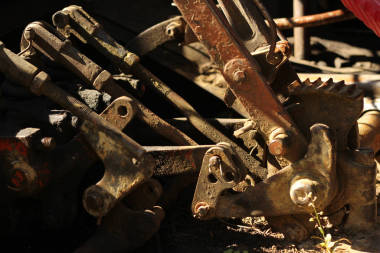 工業(yè)循環(huán)發(fā)動機。 發(fā)動機因失火而失事,供回收利用. 機師分離和分類部分鐵或鋼制汽車殘骸，以方便工人或勞動力回收