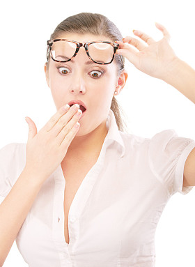 眼镜的年轻女人是惊讶