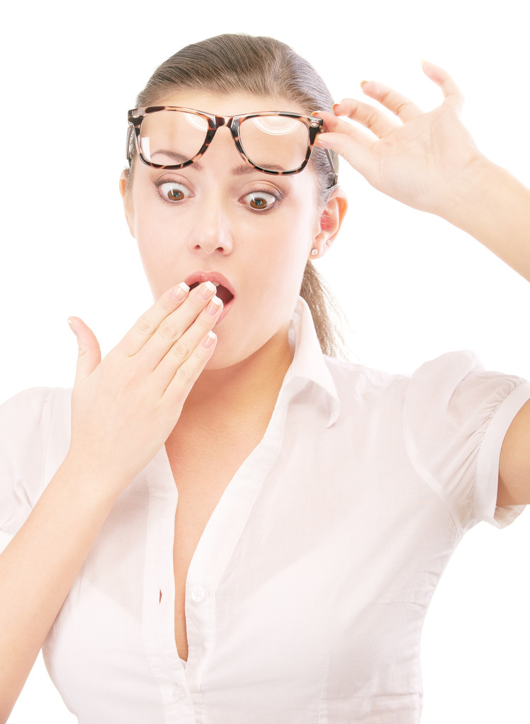 眼镜的年轻女人是惊讶 眼镜的年轻女人是惊讶