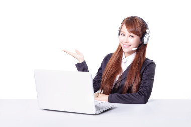 戴着耳机与微笑的商界女强人图片