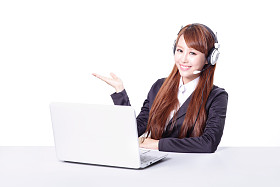 戴着耳机与微笑的商界女强人图片