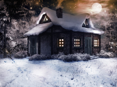 老房子在冬季森林照片