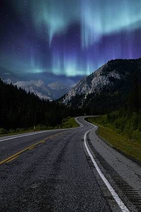 在夜晚驾驶着北极光在路上行驶