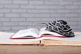 书籍、眼镜、犹太基帕