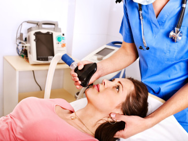 在醫(yī)院的病人戴麻醉口罩.圖片