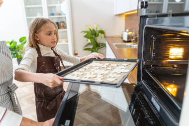 年輕的白人女士拿著曲奇餅圖片